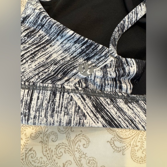 Women’s Lululemon Soul Cycle training bra size 4 - Picture 4 of 5